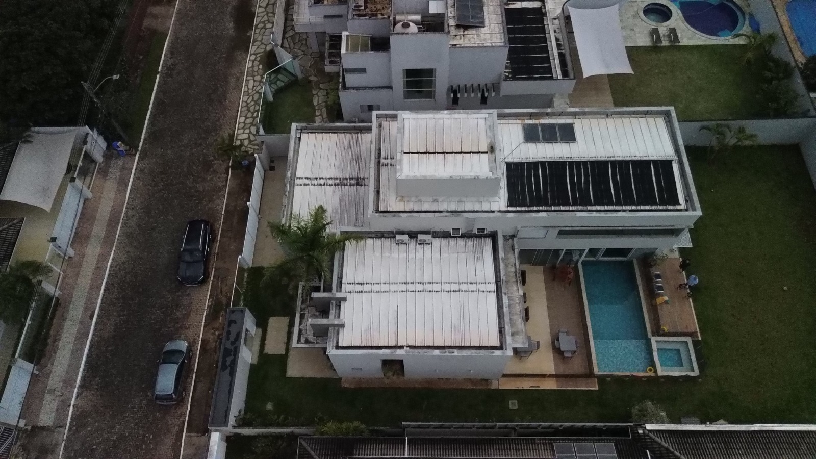 Panorama aéreo da instalação solar no imóvel.