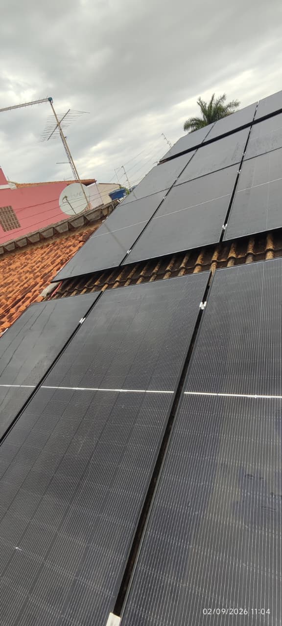 Vista próxima do arranjo solar instalado sobre a telha cerâmica.